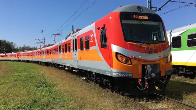 Pociąg EN57 w barwach PolRegio.