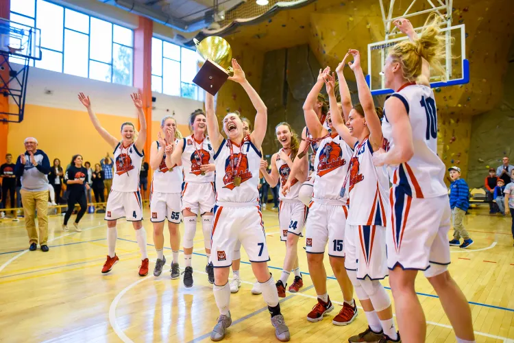 Koszykarki Politechniki Gdańskiej cieszą się z wygrania I rozgrywek I ligi kobiet.