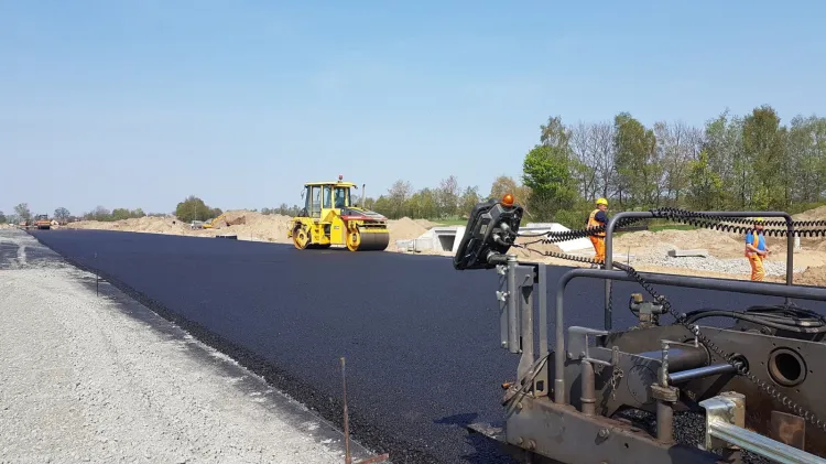 Układanie warstw bitumicznych na budowie drogi S7 przez Żuławy.