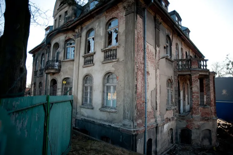 Willa przy Orzeszkowej obecnie ma szanse na zabezpieczenie dachu i tarasów, by nie ulegała dalszej degradacji. 