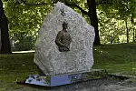 Pomnik Żołnierzy Wyklętych stanął nieopodal cmentarza Garnizonowego i Bramy Oliwskiej w Gdańsku. 