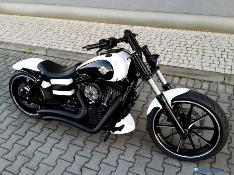 Skradziony motocykl to model Harley Davidson Dyna Wide Glide z 2013 r. 