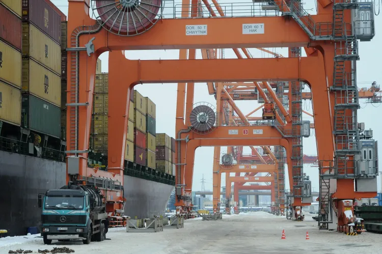 W 2010 roku firma OOCL przeniosła się ze starego terminala morskiego GTK w Gdańsku do Gdyni, gdzie możliwości przeładunkowe dla chińskiego operatora są większe. 
