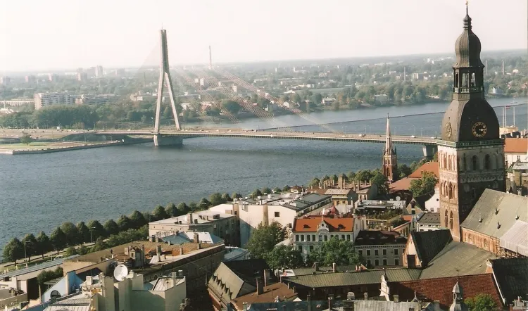 Panorama Rygi z widokiem na most na Dźwinie.