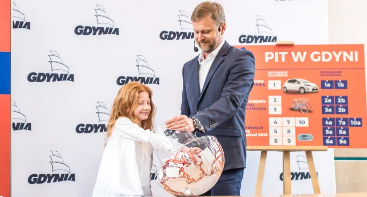 Losowanie loterii PIT w Gdyni. Numery zgłoszeń wyciągały dzieci ze szkoły podstawowej nr 18.