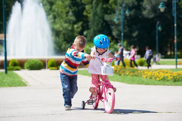 Jeżeli dziecko nie miało wcześniej do czynienia z rowerkiem biegowym, to oczywiście na początku boczne kółka należy zostawić, aby dziecko czuło się bezpiecznie.