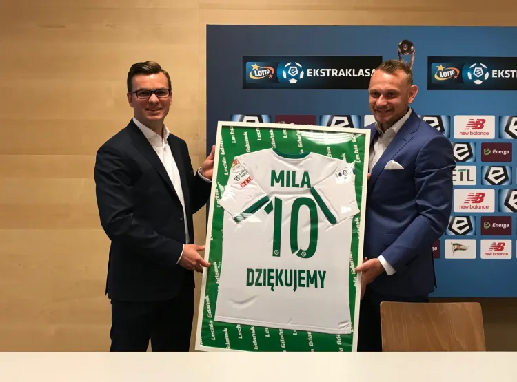 Na pożegnanie z Lechią Gdańsk Sebastian Mila odebrał z rąk dyrektora sportowego Janusza Melaniuka okolicznościową koszulkę.