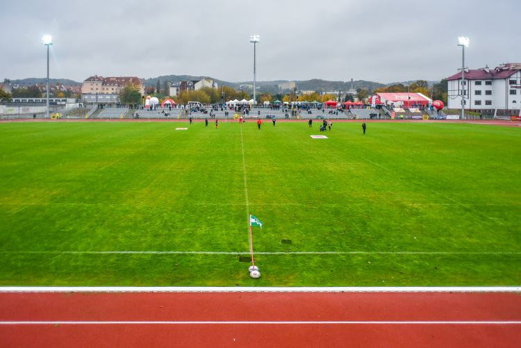 Stadion do lekkoatletyki i rugby po modernizacji istnieje niespełna dwa lata. Są kontrowersje dotyczące zasad dostępności obiektu, a zwłaszcza tartanowej bieżni dla biegaczy amatorów.