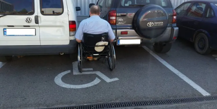 Niektórzy kierowcy całkowicie bezmyślnie zastawiają miejsca niepełnosprawnych.