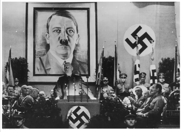 Joachim von Ribbentrop - minister spraw zagranicznych III Rzeszy przemawia w Gdańsku. Widoczny portret Adolfa Hitlera.