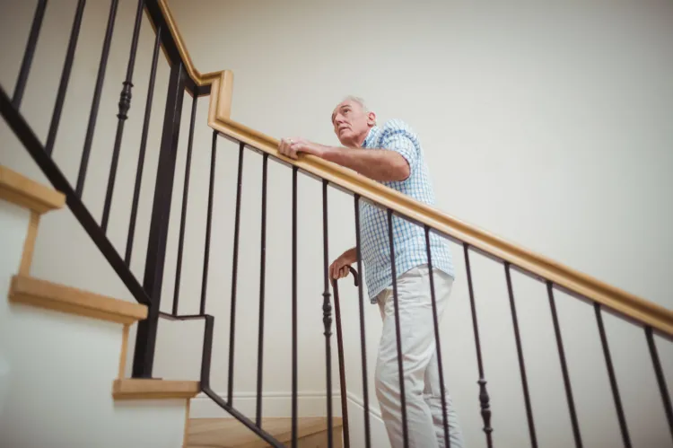 Konieczność pokonywania schodów coraz częściej nakłania seniorów do wyprowadzki z budynku bez windy i  poszukiwania mieszkania pozbawionego barier architektonicznych.