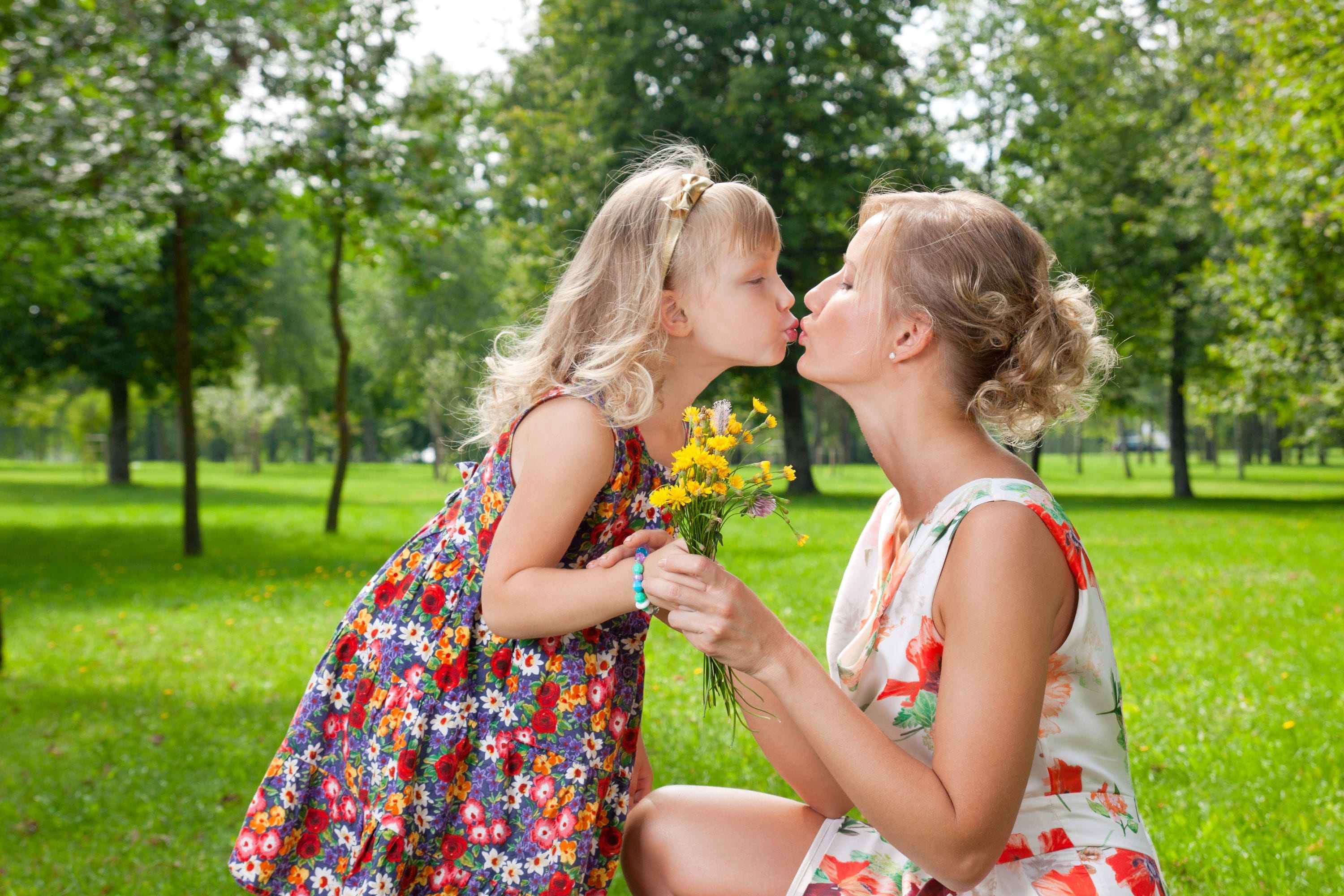 Stepmother daughter. Мама с дочкой поцелуй. Мать целует дочь. Мама целуется с дочкой. Мама с дочкой французский поцелуй.