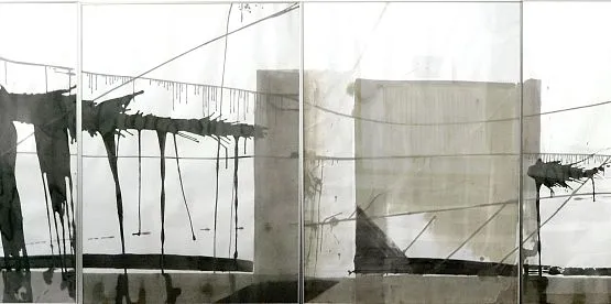 Obrazy, które można oglądać na wystawie "Fronty", to czarno-białe kompozycje przedstawiające fragmenty miejskich budowli