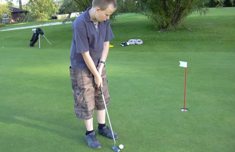 Gra w golfa to odskocznia od szarej rutyny zajęć wychowania fizycznego.
