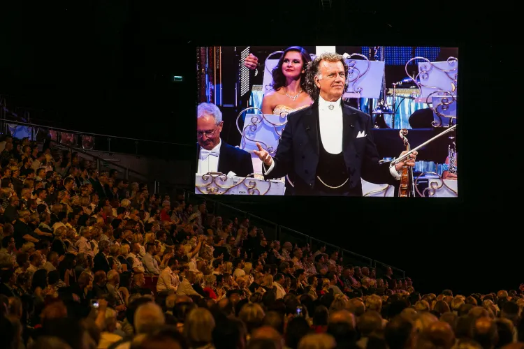Przez przeszło 30 lat artystycznej działalności Andre Rieu zjednał sobie rzeszę wiernych fanów. Podczas sobotniego koncertu nie brakowało osób w szalikach z jego wizerunkiem czy obwieszonych innego rodzaju gadżetami. 