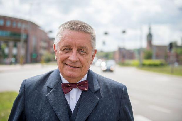 Prof. Andrzej Ceynowa jest filologiem języka angielskiego i literaturoznawcą. W latach 2002-2008 pełnił funkcję rektora Uniwersytetu Gdańskiego, a w latach 2008-2016 dziekana Wydziału Filologicznego tejże uczelni.