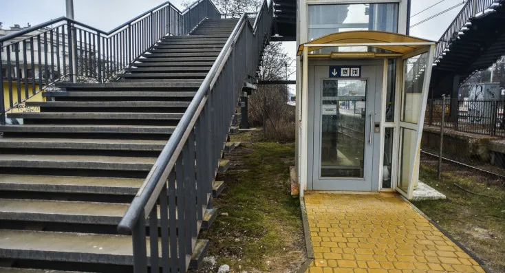 Gdy w Orłowie winda jest nieczynna, pozostają schody, tyle, że na stopniach nie ma zjazdów dla wózków.