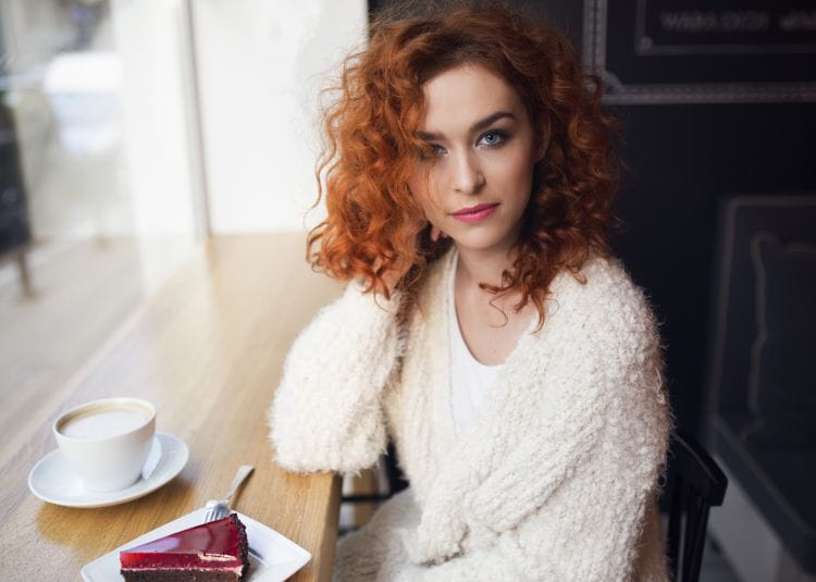 Agata Przybyłek - 24-letnia pisarka. W maju ukazała się jej najnowsza, 13 powieść, pt. "Ja chyba zwariuję!".