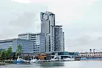 Sea Towers zostało oddane do użytkowania w 2009 roku. Obok stanęły dwa pierwsze budynki gdyńskiego Waterfrontu. Zabudowa tego kwartału będzie kontynuowana.  