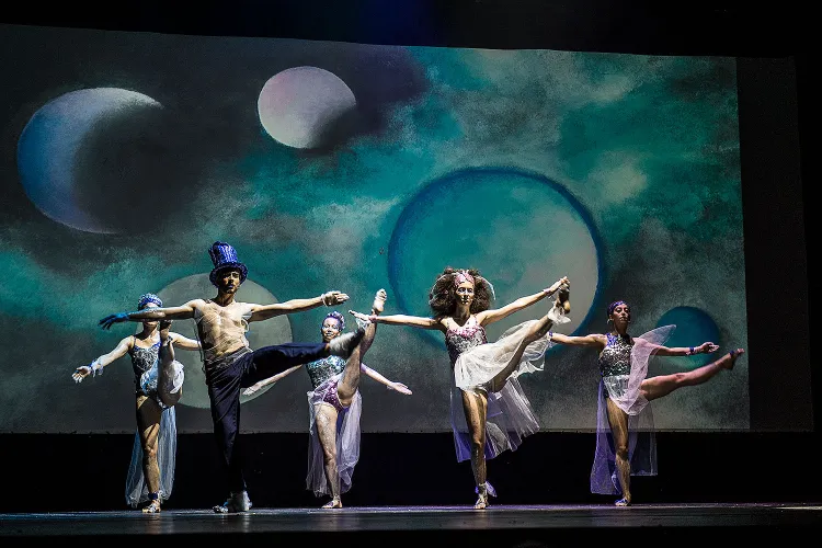 Gracja, wdzięk i umiejętności taneczno-gimnastyczne - tym charakteryzuje się "Musical Kosmos" w wykonaniu Akademii Artystycznej w Gdańsku. Na zdjęciu opiekuńcze Księżyce.
