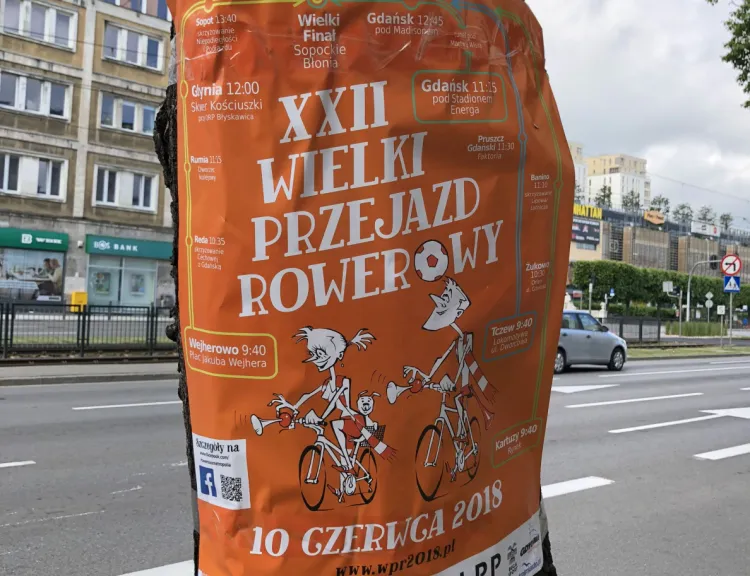 Plakat reklamujący Wielki Przejazd Rowerowy przyklejony do drzewa.