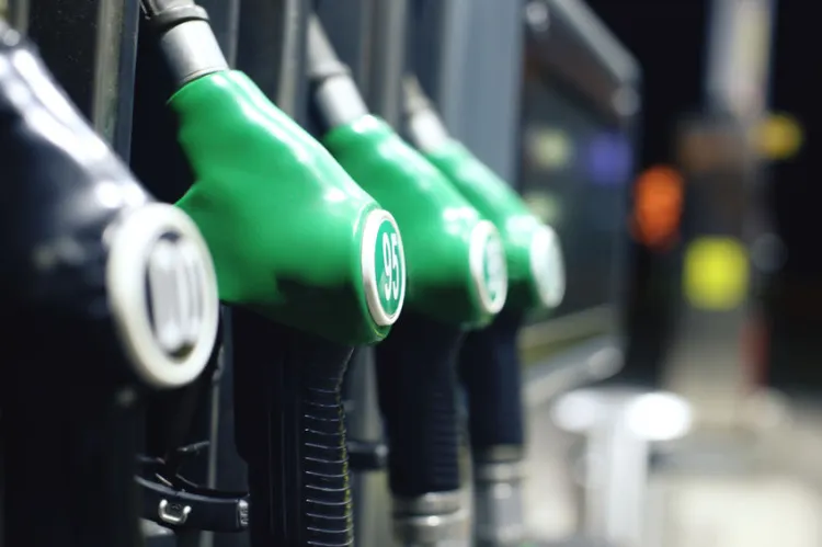 Ceny paliw mają pójść w górę o przynajmniej 10 gr brutto na litrze. Taki, zdaniem ekspertów, ma być efekt przyjętej w środę przez Sejm opłaty emisyjnej.

