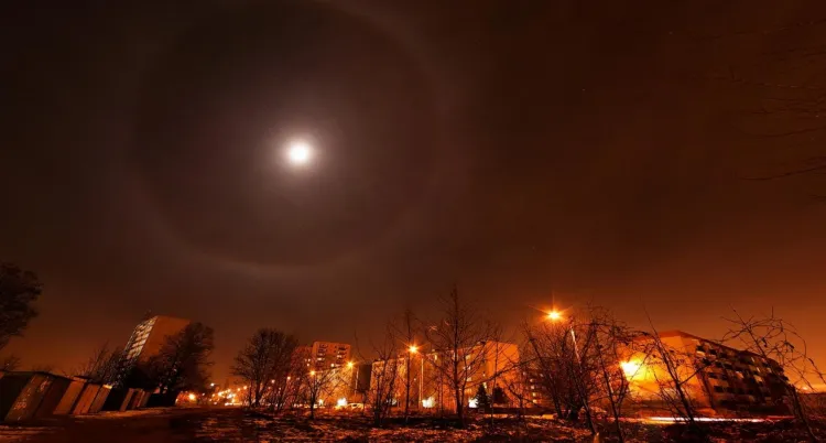Księżycowe halo może pojawić się też w kolejne noce.