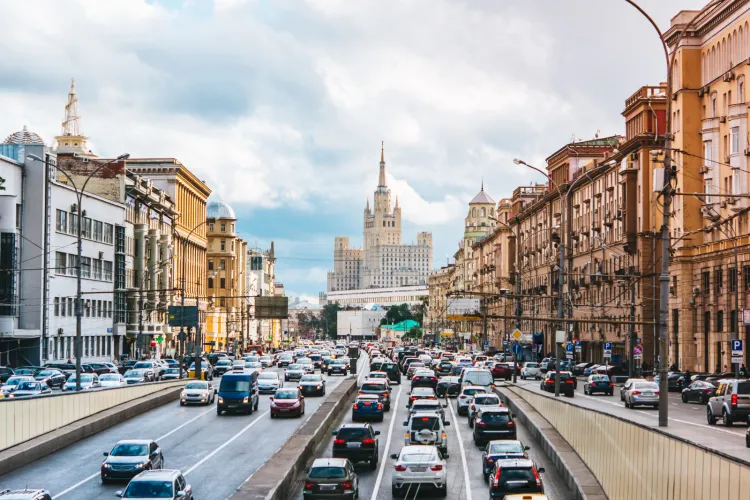Moskiewskie korki - na to m.in. muszą się przygotować osoby, które planują podróż do stolicy Rosji własnym samochodem.