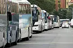 Między godz. 9 a 18 na ul. Długie Ogrody stale porusza się kilka autobusów turystycznych w poszukiwaniu wolnego stanowiska.