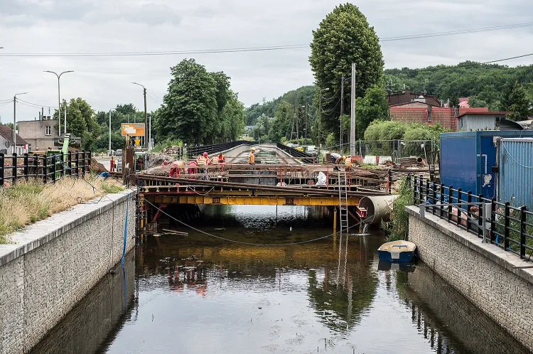 Budowa mostu nad Kanałem Raduni w ciągu ul. Starogardzkiej w Gdańsku.