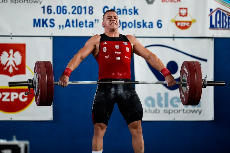 Kacper Kłos uzyskał w dwuboju 325 kg.