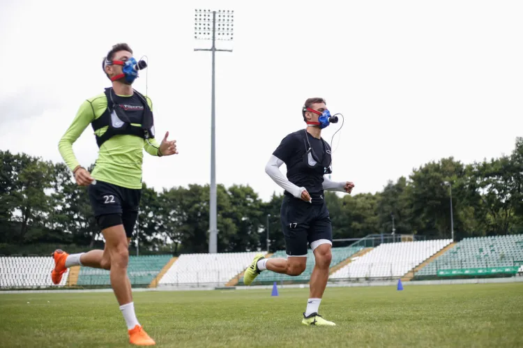 Od jakości przygotowań zależy cel, który Lechia Gdańsk postawi piłkarzom na nowy sezon, a także kolejne ruchy transferowe. Na zdjęciu: Lukas Haraslin i Filip Mladenović podczas testów wydolnościowych. 