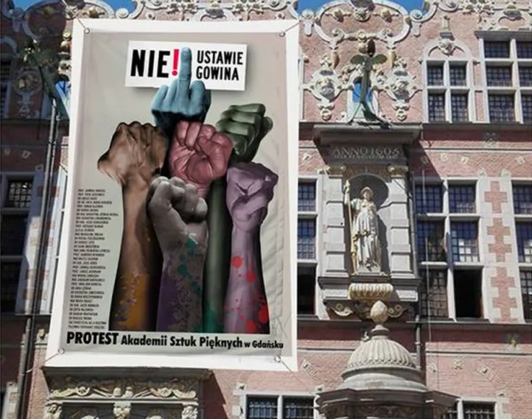 Poparcie Akademii Sztuk Pięknych w Gdańsku dla protestu przeciw ustawie Gowina. Plakat na zdjęciu istnieje naprawdę, ale wisi w innym miejscu, a nie na fasadzie Wielkiej Zbrojowni.