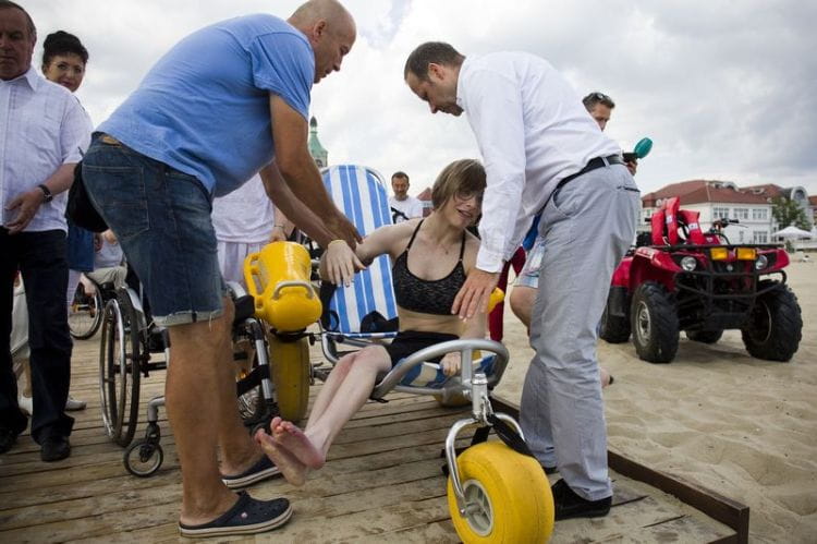Specjalny wózek-amfibia pozwalający niepełnosprawnym zażywać kąpieli w morzu jest dostępny przy sopockim wejściu na plażę nr 41.
