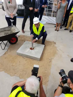 Wmurowanie kamienia węgielnego na placu budowy kompostowni w Szadółkach, która za rok powinna być już czynna.