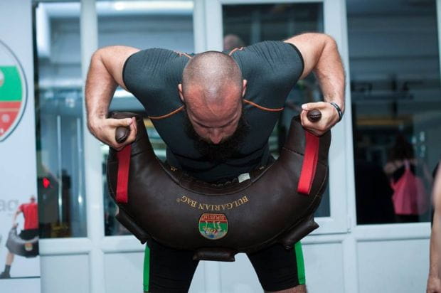 Worek bułgarski może ważyć od 3 do 38 kg. Można go wykorzystać na dziesiątki sposobów do ćwiczeń wzmacniających gibkość, wytrzymałość, szybkość i koordynację.