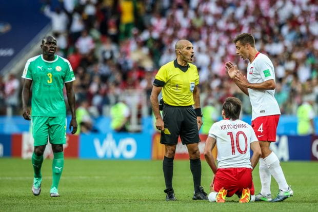 Grzegorz Krychowiak (nr 10), niegdyś piłkarz SWSiEMP Arka Gdynia, strzelił honorowego gola na inaugurację mundialu 2018. Natomiast prowadzenie Senegalowi dało samobójcze trafienie Tiago Cionka (nr 4)). 