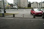 Zdziwieni kierowcy parkują przed wjazdem na parking.