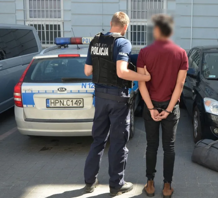 Młody Norweg, po zatrzymaniu na lotnisku, miał czas na przemyślenie swojego zachowania w policyjnym areszcie.