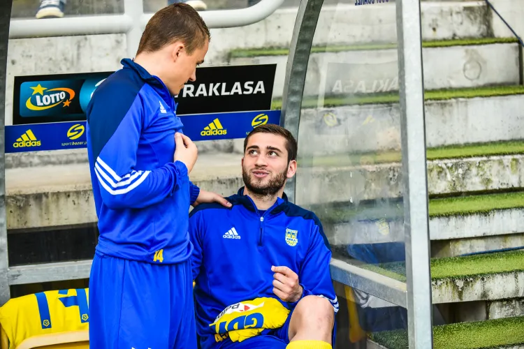 W poniedziałek Michał Nalepa (z lewej) oraz Luka Zarandia (z prawej) zdecydowali się podpisać nowe kontrakty z Arką Gdynia.