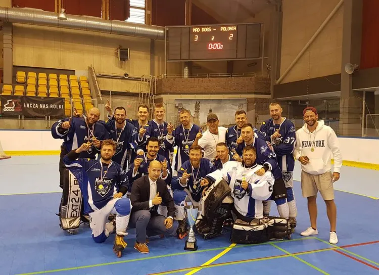 Mad Dogs Sopot ze złotymi medalami za mistrzostwo Polski w hokeju na rolkach. Trójmiejski zespół w Cieszynie wygrał wszystkie swoje mecze.