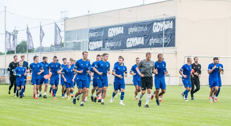 Kolejni piłkarze, który 18 czerwca rozpoczęli przygotowania z Arką Gdynia, nie dobiegli do zgrupowania w Gniewinie. 
