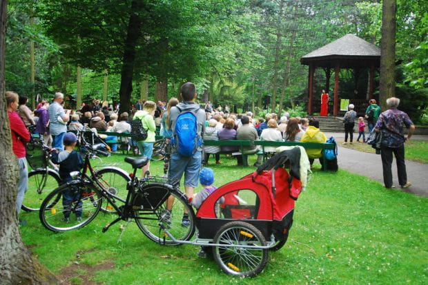 W letnie soboty, w samo południe, warto wybrać się do parku Oliwskiego, gdzie będą odbywały się tradycyjne altankowe koncerty gości Polskiego Chóru Kameralnego. Udział w nich jest darmowy.