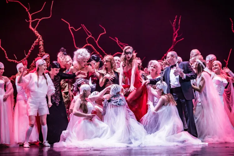 Zarówno koncerty operetkowe, jak i premiera "Orfeusza w piekle" wzbogaciły, zróżnicowały propozycję artystyczną teatru, a także przyciągnęły do opery publiczność, bez której przecież nasza działalność nie miałaby sensu - przyznaje Warcisław Kunc.