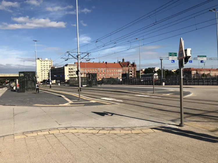 Chociaż od otwarcia Forum Gdańsk minął ponad miesiąc, na węźle przesiadkowym obok kompleksu nie zatrzymują się żadne autobusy.  