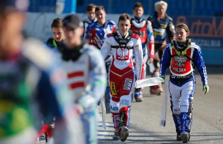Karol Żupiński (w środku) w piątek powalczy o mistrzostwo świata w klasie 250 cc.