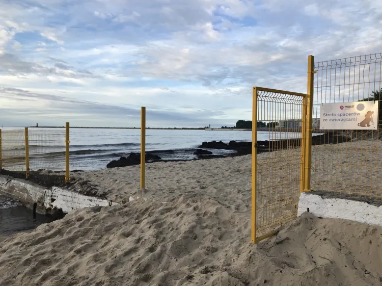 Ogrodzenie plaży dla psów jest niekompletne. Uniemożliwia to właścicielom czworonogów korzystanie z tego obiektu.