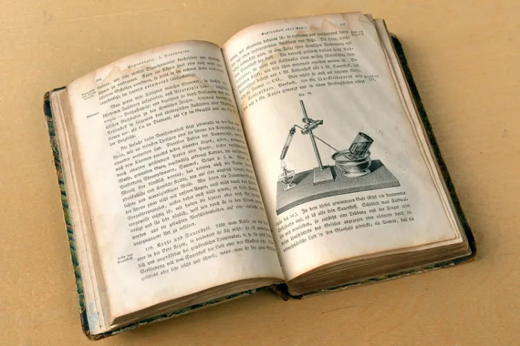 Przekazany Politechnice egzemplarz "Die Schule Der Chemie, Oder Erster Unterricht in Der Chemie, Versinnlicht Durch Einfache Experimente" został wydany w 1863 r.