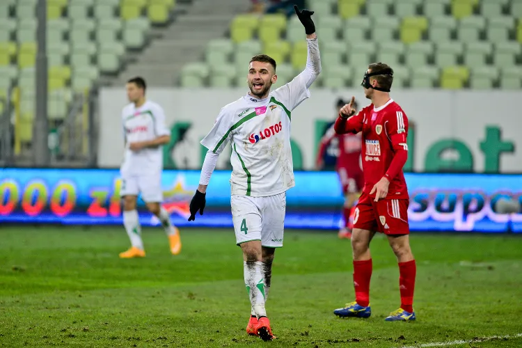 Damian Garbacik do Lechii trafił w wieku 16 lat. U biało-zielonych spędził 2,5 roku, ale w ekstraklasie zagrał tylko dwa mecze. Na zdjęciu podczas debiutu przeciwko Piastowi Gliwice 7 grudnia 2014 roku.