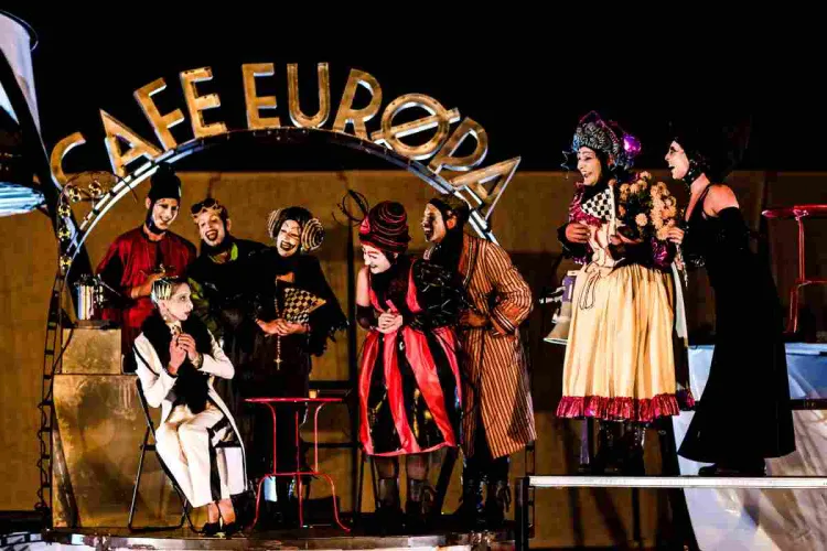 Festiwal FETA zainauguruje "Cafe Europa" włoskiego Ondadurto Teatro (spektakl zagrany zostanie dwukrotnie - 12 i 13 lipca wieczorem).